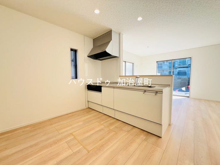 3口のIHクッキングヒーター、浄水器付蛇口装備のシステムキッチン採用。