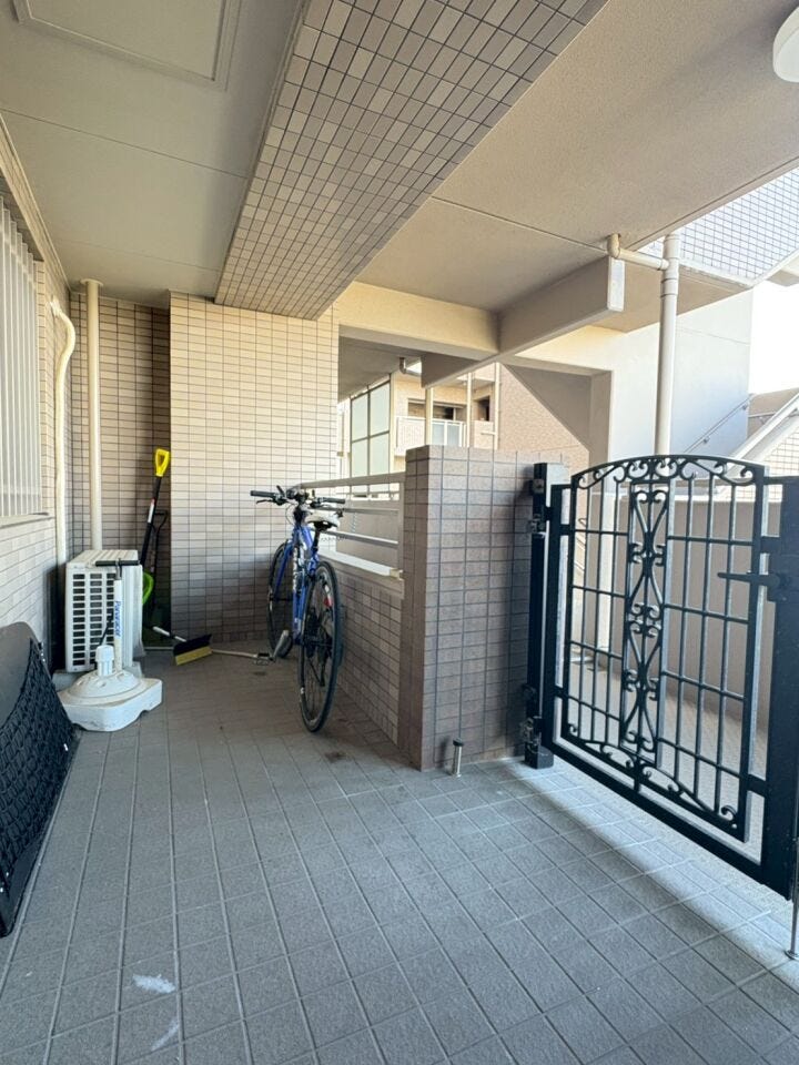 玄関前にはプライベートアプローチがあるので、ベビーカーや自転車など置けるスペースが◎