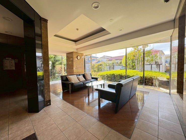 ロビーからは緑が見え、落ち着く空間です。