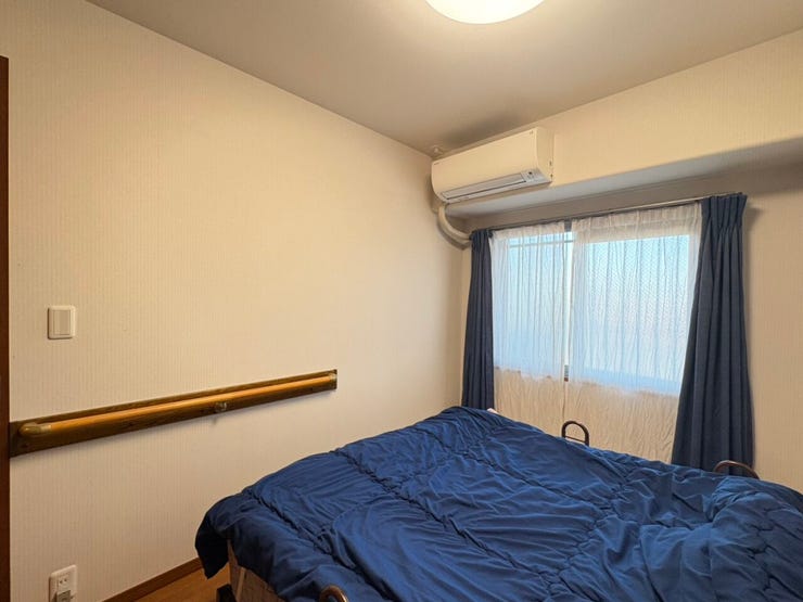 洋室は大きなベッドを置いてもゆとりのある形です!
(こちらの写真掲載エアコンは撤去予定となります)