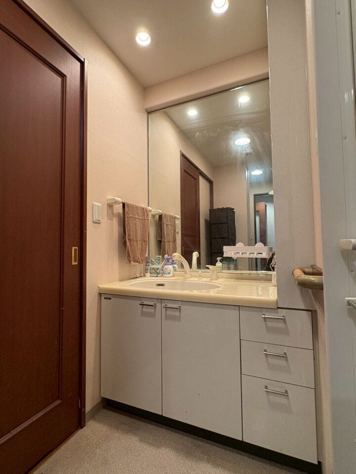 大きな鏡で空間が広く感じます(^^)
朝の身支度もしやすい♪