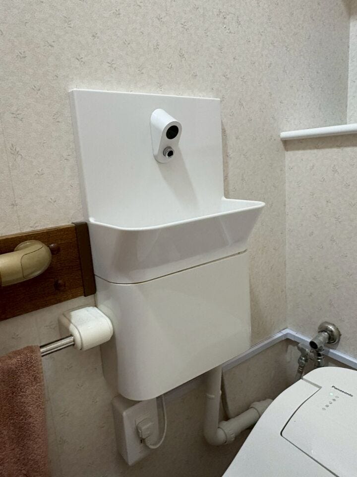 トイレには手洗い器付き!!
