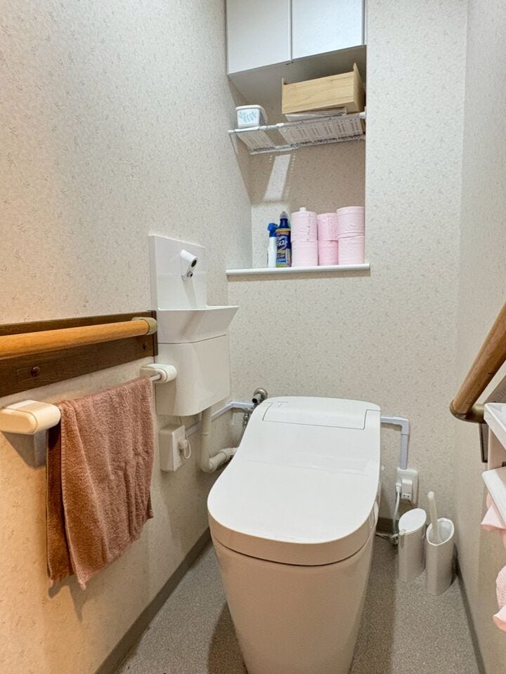 タンクレストイレで、すっきりスタイリッシュ!
収納棚もあるので、ストックがしまえます!