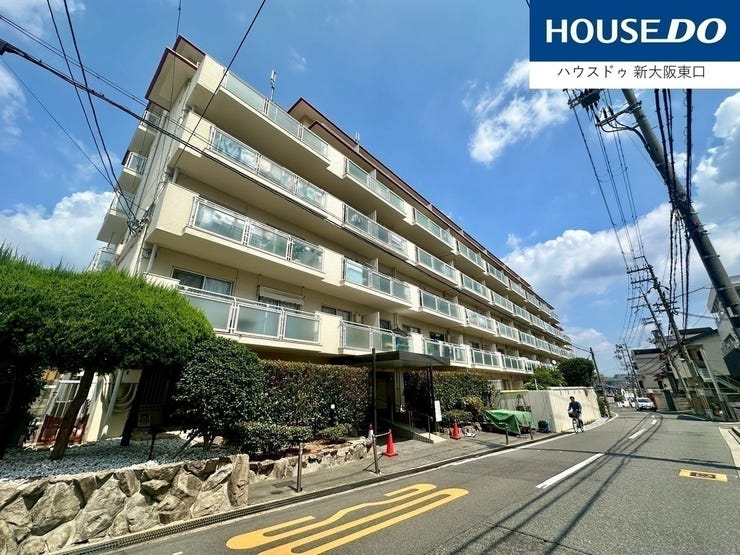 頑強な鉄筋コンクリート造のマンションです。
植栽も丁寧に整備されています。