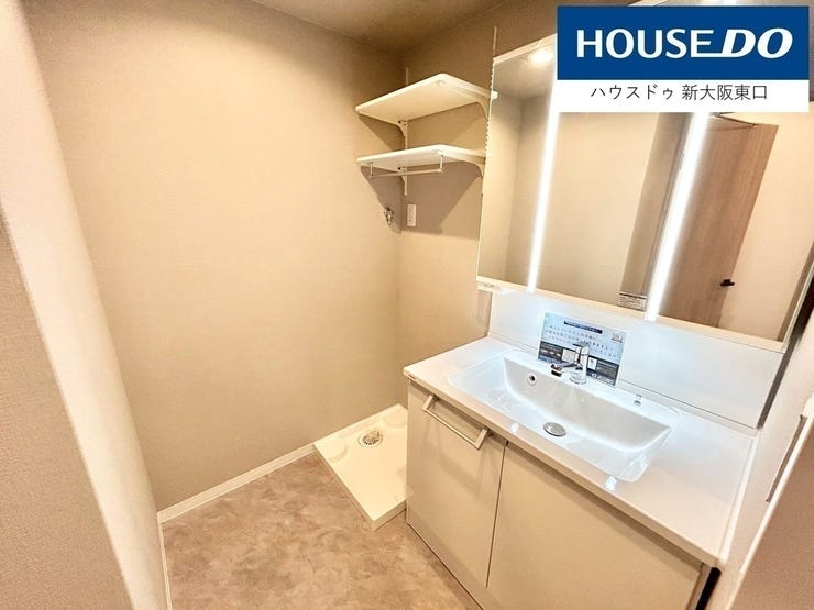 洗面所には少しグレーの色合いのクロスを利用。