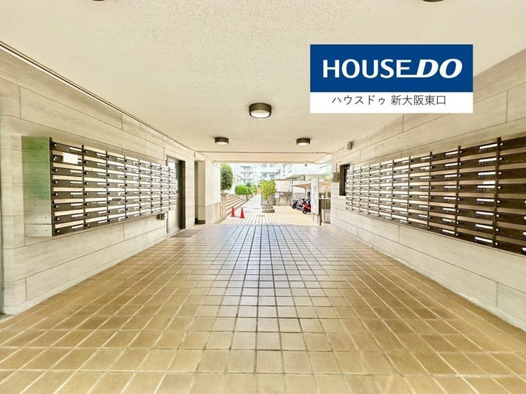 綺麗に整備されたロビーです。
その奥は、お散歩にぴったりな中庭。