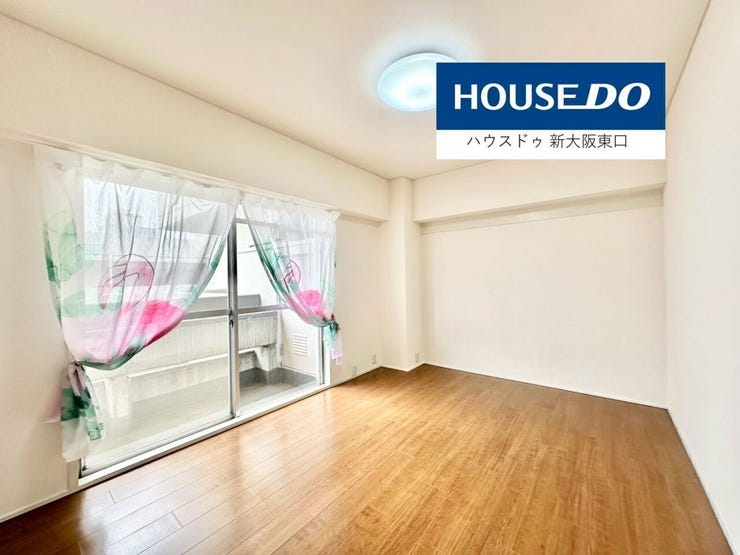 洋室も天井が高く開放感のある間取りです。