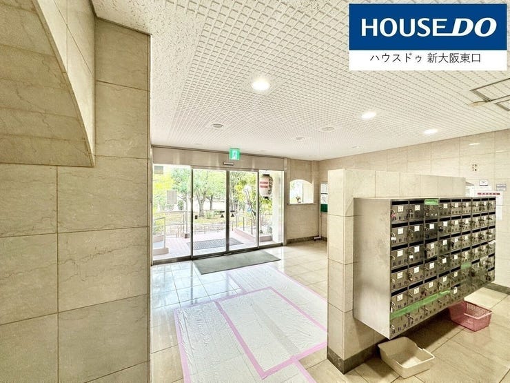 趣のあるエントランスです。
管理人日勤で、整備も行き届いている印象です。
植栽も鮮やか