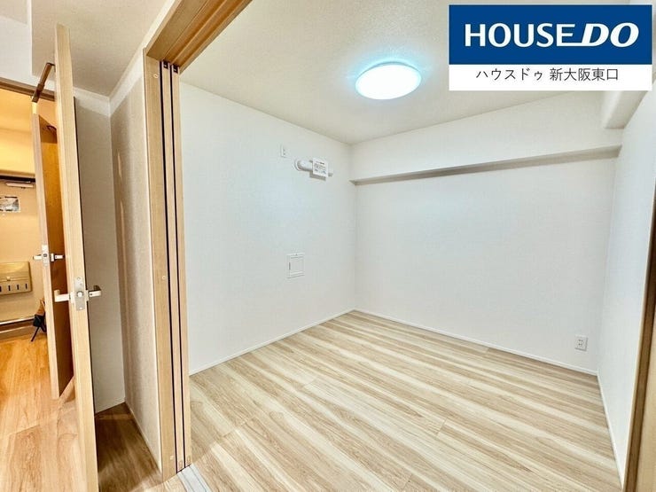 バルコニーに出入りできる5帖寝室です。