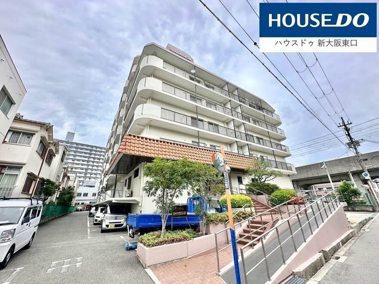 振り分けタイプの明るく広いリビングです。