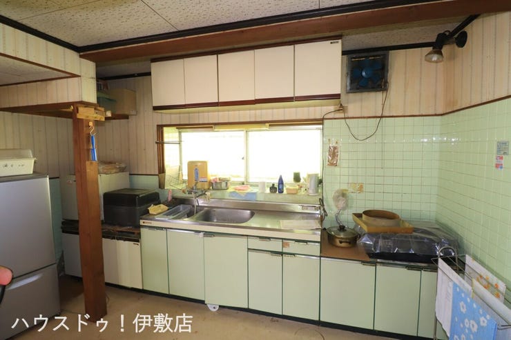 【キッチン】
吊戸棚付きのキッチン