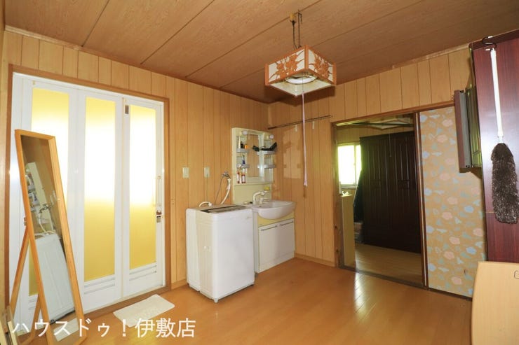 【洋室】
納戸隣接の洋室。お部屋を広く使用できます
