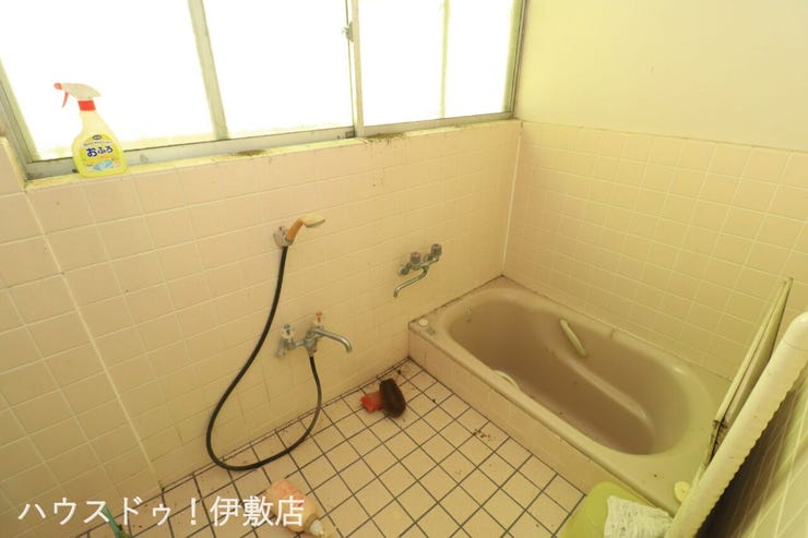 【浴室】
洗い場が広いタイプの浴室。家族と一緒にお風呂に入れます