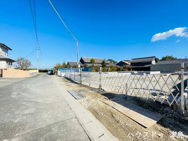 西側公道幅約3.0m。セットバック要。普通車が1台通れる道幅となります。大型車の通行が少ないので振動や騒音が抑えられます。延長敷地で南側にお庭もありプライベート性の高い住空間となっています。