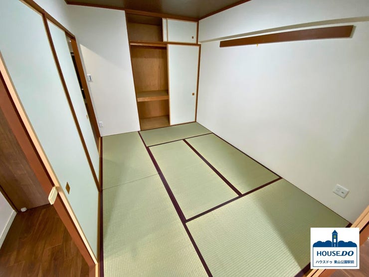 来客時には応接スペースとして、またお子様のお昼寝やプレイルームとしても活躍する多用途な和室です♪