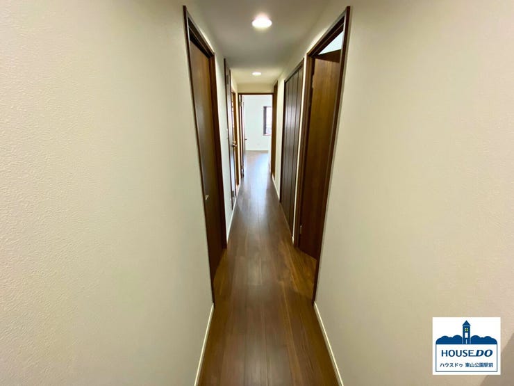 玄関からLDKに向かって延びる廊下は、各居室への動線をスムーズにしています