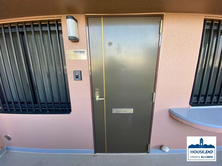 共用通路からみた玄関の様子