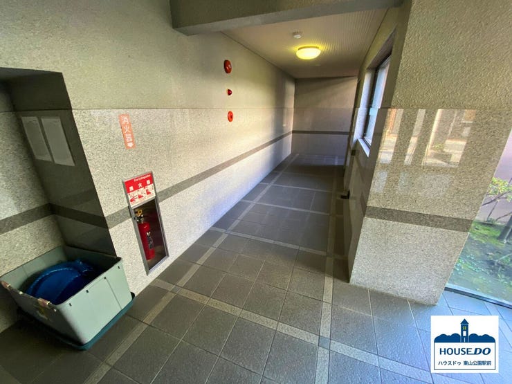 シンプルながらも、箱庭的空間をともなったスマートなロビースペース