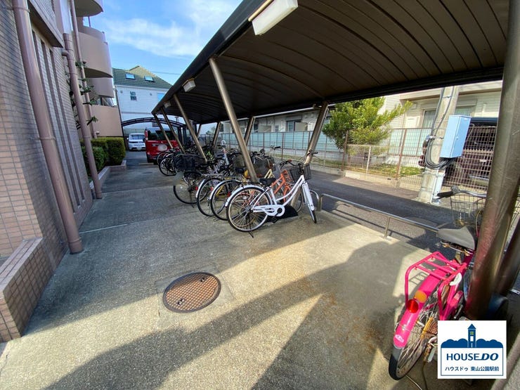 駐輪場は屋根付きです