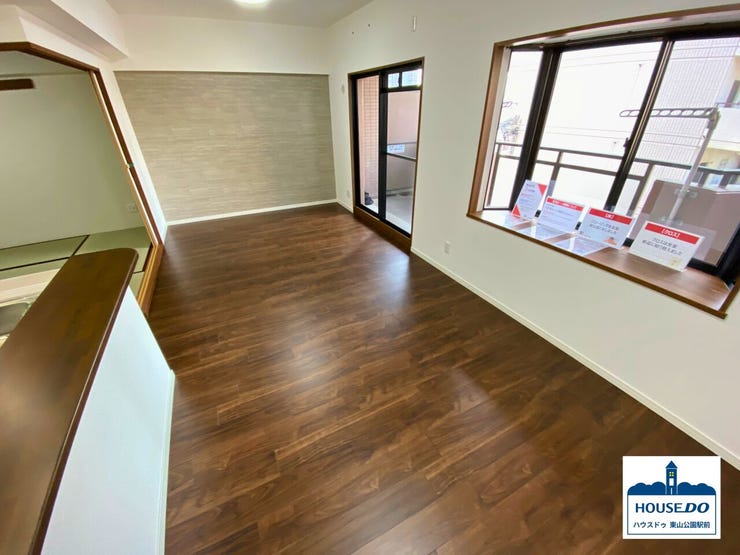 出窓つきのリビングは、南側からたっぷり採光が差し込み、家族が自然とあつまる空間です♪