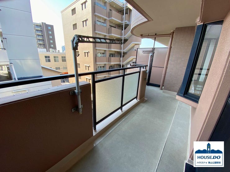 バルコニーは幅広で、洗濯物を多く干せるようになっています