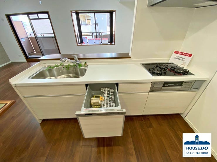 最新式のキッチンはシンクも広く、食洗機、三口コンロが付いており、お料理やお片付けが効率良くできるようになっています