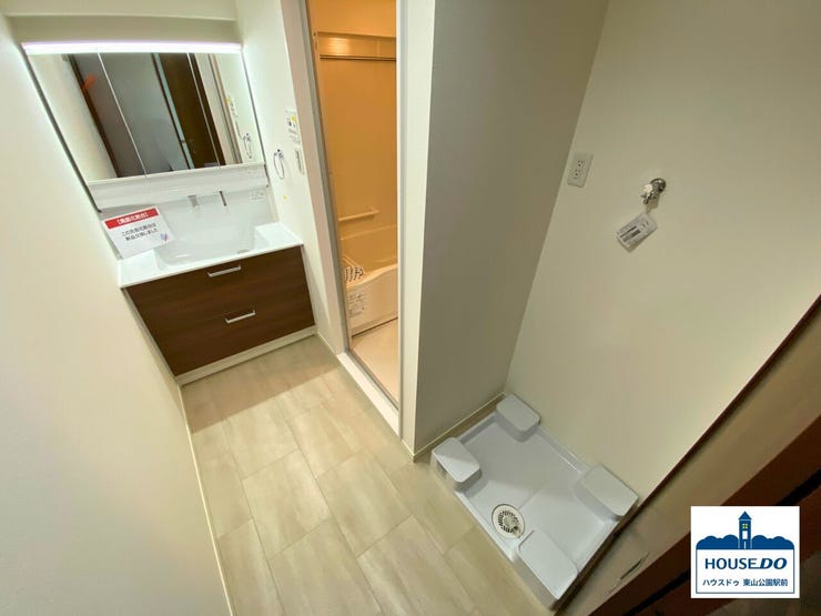 洗面所は、無駄を省いたすっきりとしたデザインで、毎日の身支度が快適に。
清潔感のある空間が、心地よい朝のスタートをサポートします