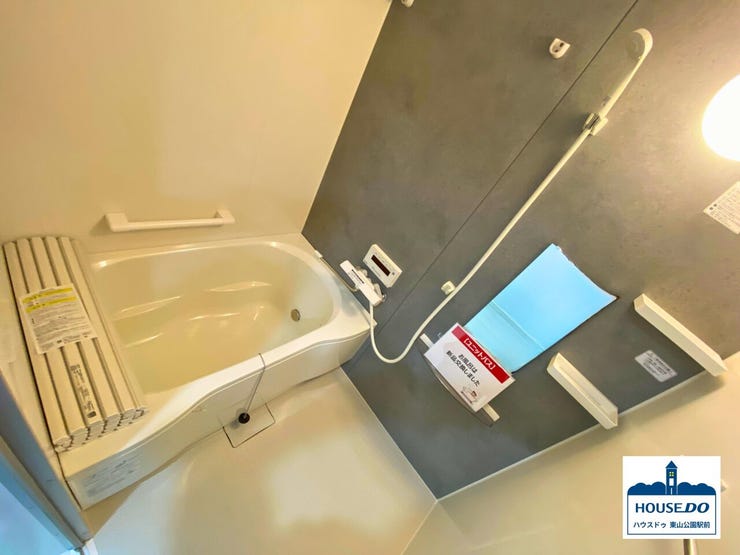 落ち着いた雰囲気を醸し出す浴室で、バスタブに浸かりゆっくりと、1日の疲れを癒してください♪
浴室乾燥システムと浴室暖房がついています