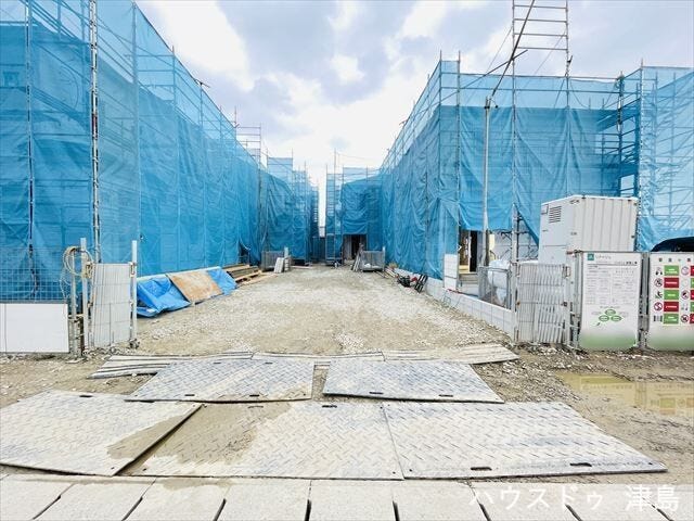 8帖洋室は北側にクローゼットを配置し、大きなベッドやシングルベッドの2台置きなども可能です。バルコニーに面したお部屋で大きな窓から光が入り、明るい気持ちでお過ごしいただけます。