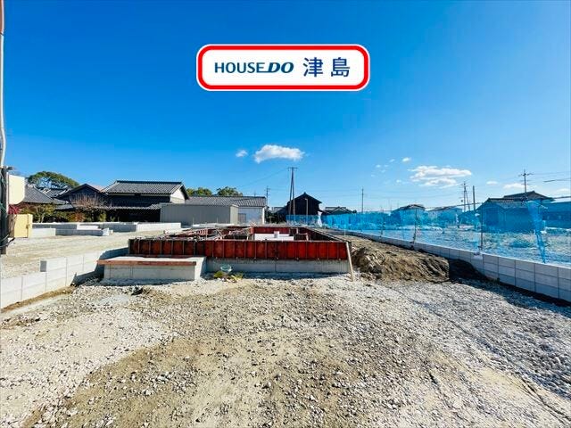 【外観】
永和小学校・永和中学校エリアに建つ新築一戸建て全7棟の4号棟です。約53.5坪のゆとりある敷地です。2階洋室が4部屋の5LDKです。(2025年10月28日撮影)
