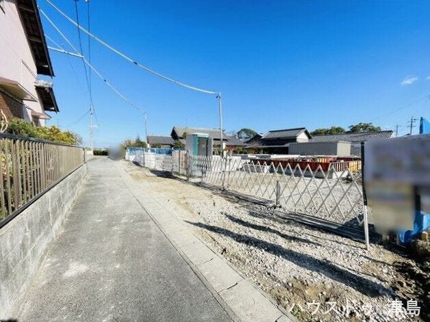 西側公道幅約9.8m。セットバック要。普通車が1台通れる道幅となります。大型車の通行が少ないので振動や騒音が抑えられます。また交通量も少なく、安心ですね。