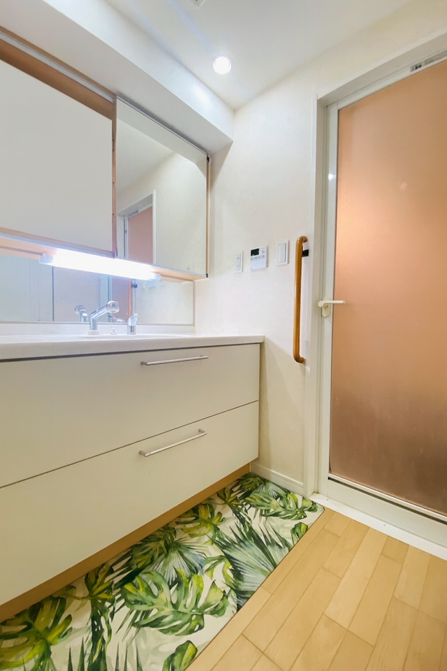 明るく朝の用意もはかどる洗面所★
白を基調にしていて清潔感もばっちりです!