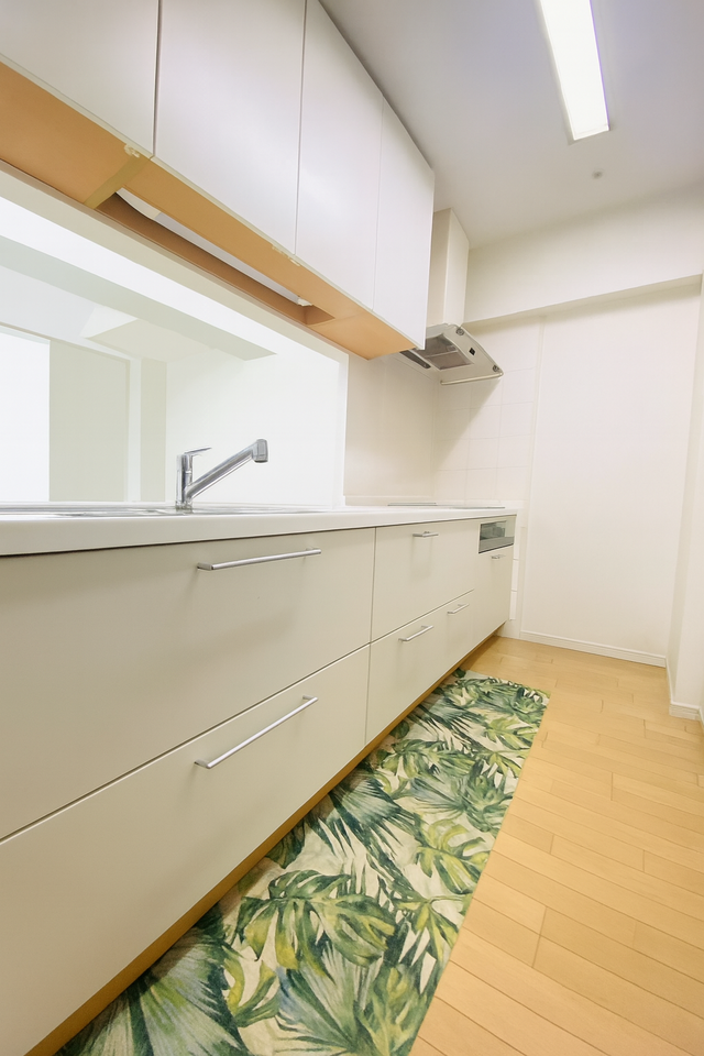 ご家族との会話を楽しみながら炊事のできるカウンターキッチン☆
3口コンロ、グリル付きでお料理の時短も叶います!