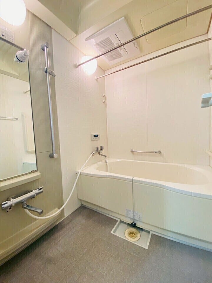 浴室乾燥機付きで雨の日でもお洗濯できます♪
換気もしっかりできるのでいつでも清潔な浴室に★