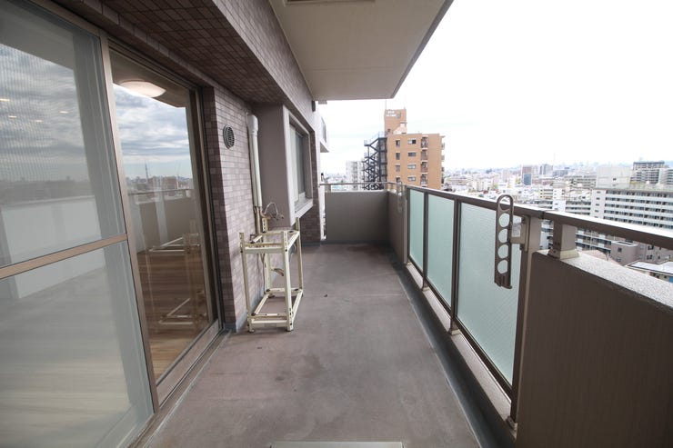 日当たり、風通しともに良好なバルコニースペースです。お洗濯物もすぐに乾きそうです♪