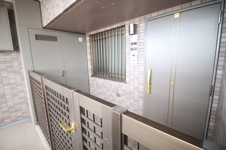 玄関前には、約4.02㎡の専用ポーチが付いています。共用廊下から門扉で仕切られているので、プライバシーが守られ、防犯面でも安心です。