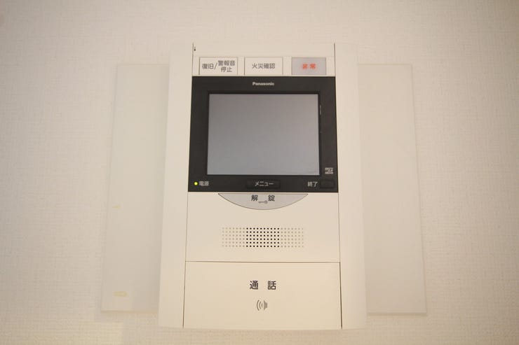 【TVモニター付インターホン】安心のカラーモニター!ボタンを押すだけで玄関のカギを開けずに会話ができるので安心です。