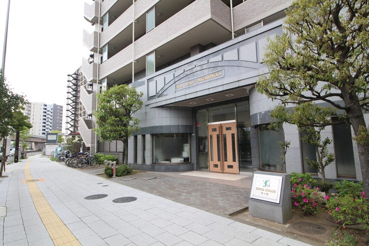 【外観】
その邸が魅せる、気品・上質・重厚感・極細やかさ、そのすべては訪れた者に安らぎと品性を与える特別な空間です。