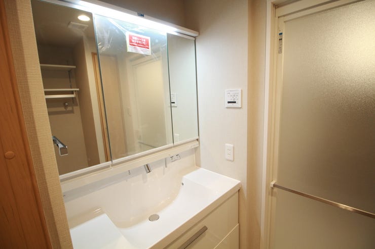 【三面鏡化粧台】収納力と機能性に優れお手入れもラクラク。朝の身支度もこれで快適です!