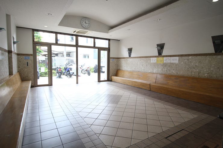 外と内をつなぐエントランスは、まさに顔となる場所。格調高い雰囲気を漂わせて上質な空間を作り出します。