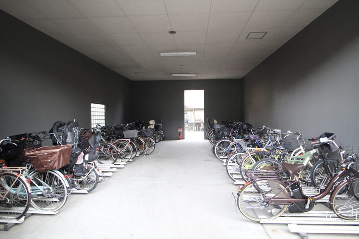【駐輪場】屋根が付いていて、雨から大切な自転車を雨から守ってくれます。