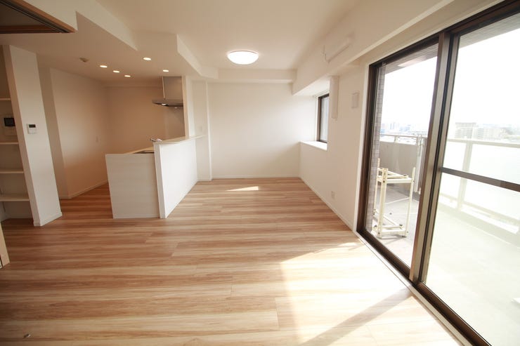 食事時にはいい香りに包まれる一体感のあるリビングで、何気ない会話を楽しみながら心からのんびりと寛げる優しい空間です。