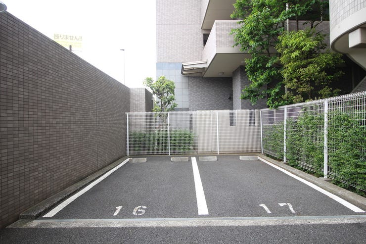 敷地内にカースペースがあれば、お出かけやお買い物の際の搬入出もらくらくです。