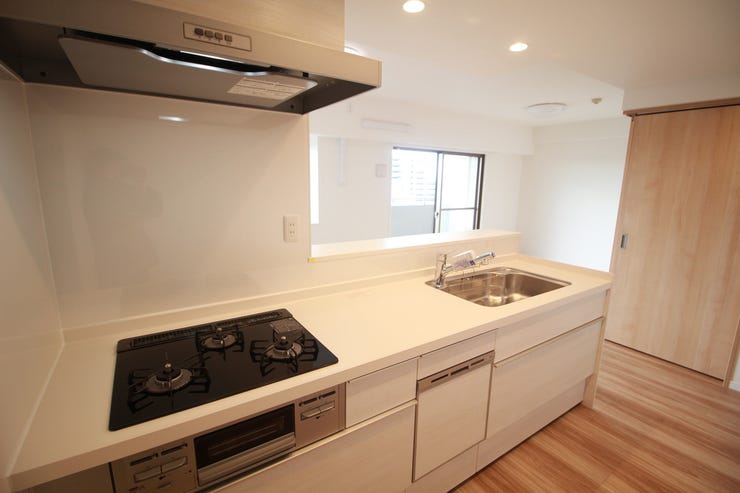 ナチュラルな自然光の中での調理。食器類を収納できるスペース。動きやすいキッチン動線。お料理をつくる時間が劇的に変わります。