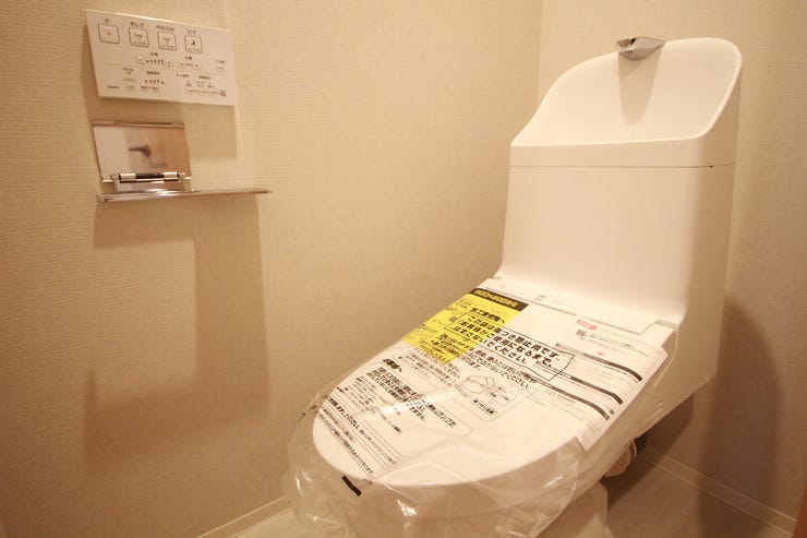 いつも清潔なスペースであってほしいのが毎日使うトイレです。掃除がしやすいのはもちろん、落ち着けるスペースにしたいですね。