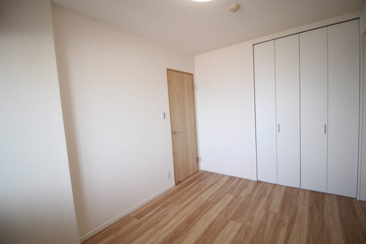 シンプルにデザインされた室内。家具やレイアウトでお好みの空間に。