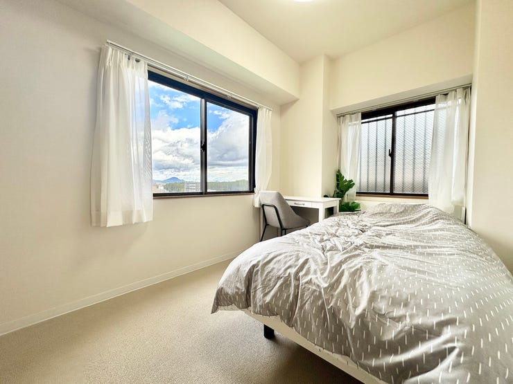 4.6帖の洋室です。角部屋ならではの二面採光♪