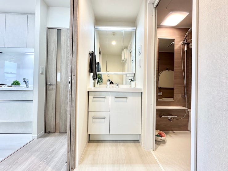 洗面台は大容量収納の三面鏡タイプ♪