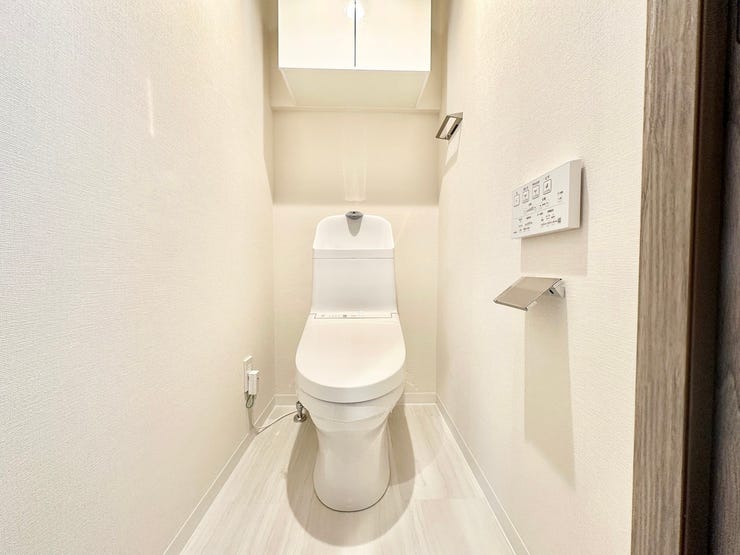 トイレにも便利な吊戸棚収納付き♪