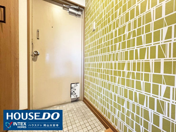 【個性溢れる、明るい玄関!】
帰るのが楽しみになるデザインウォールが特徴の玄関!タイル床でお掃除も楽々、いつも気持ちよく迎えてくれます。